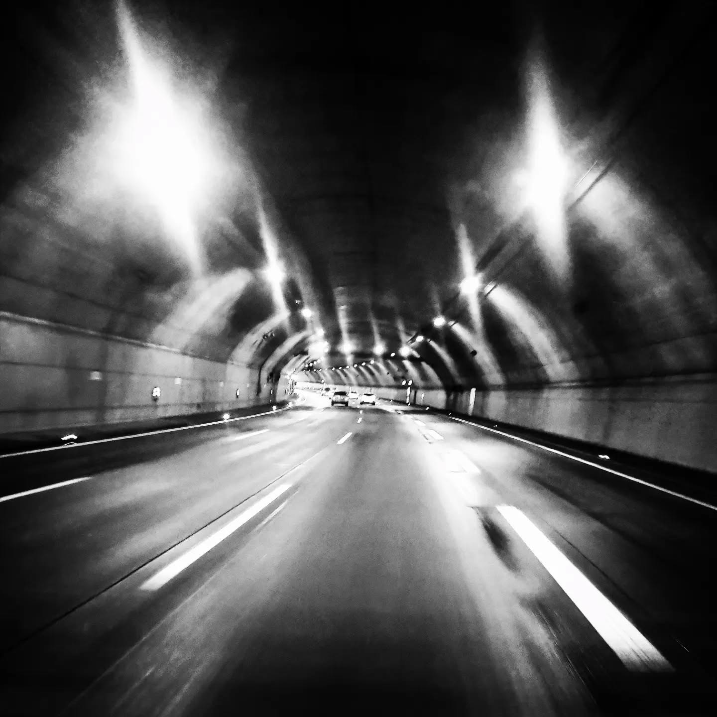 Fahrt durch einen beleuchteten Tunnel, Schwarz-Weiß