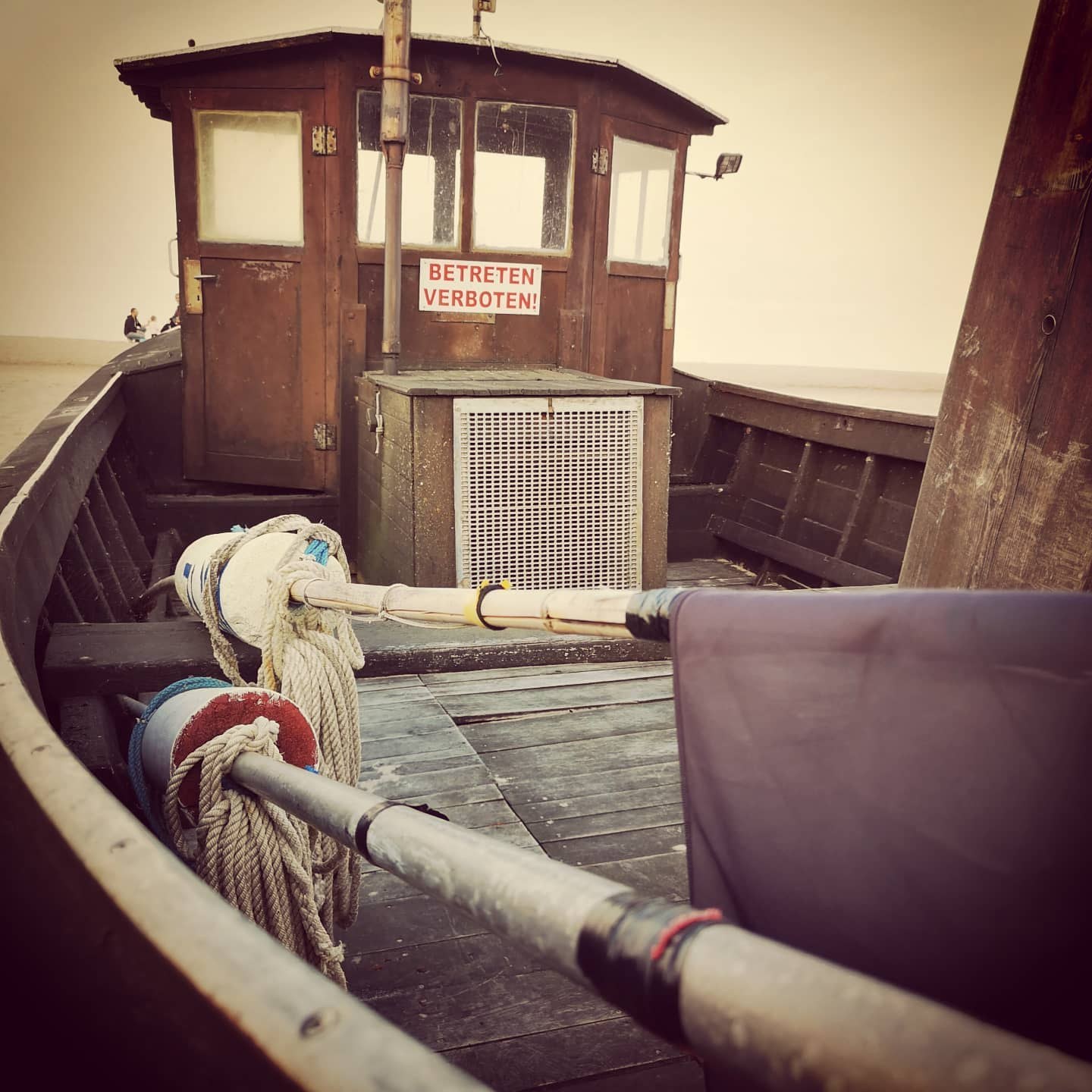 Holzboot mit Steuerhaus am Strand