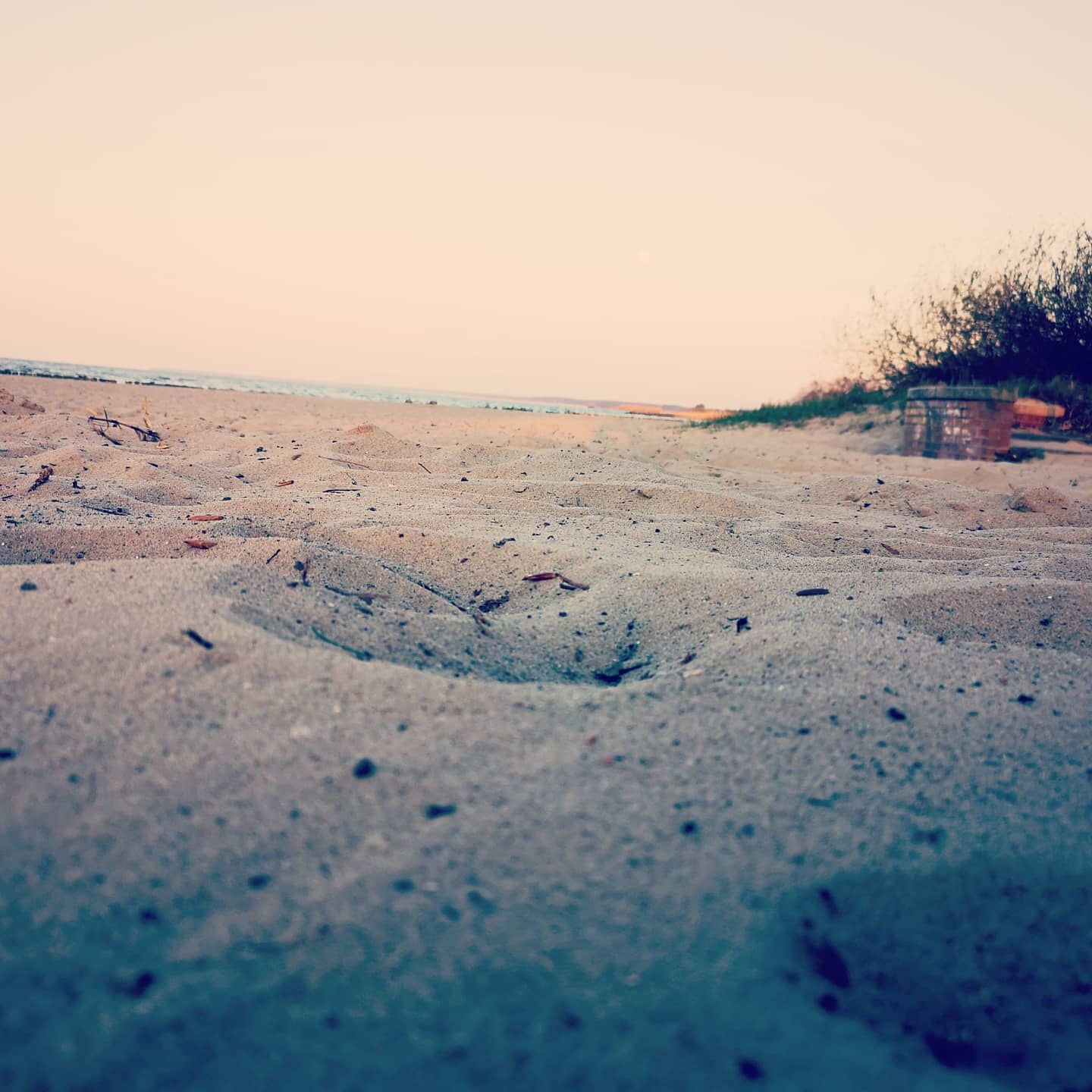 Leerer Strand in sanftem Abendlicht