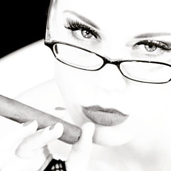 Frau mit Brille und Zigarre, hell und kontrastreich