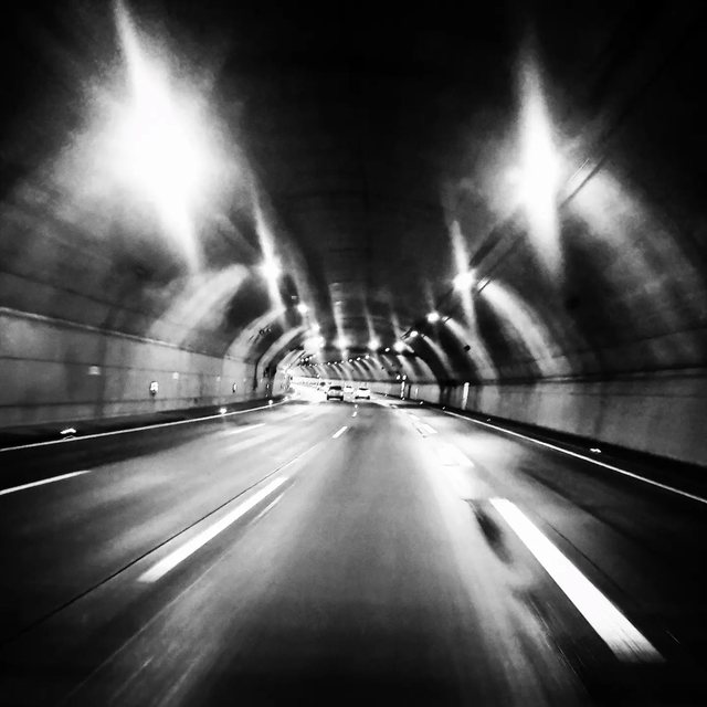 Fahrt durch einen beleuchteten Tunnel, Schwarz-Weiß
