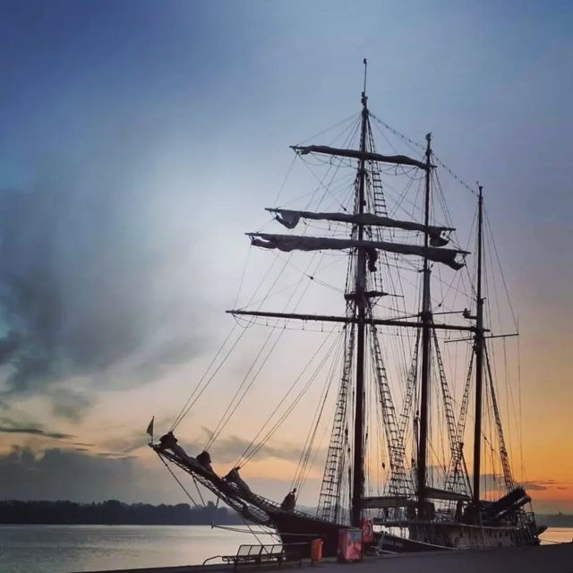 Großsegler im Hafen vor dem Abendhimmel