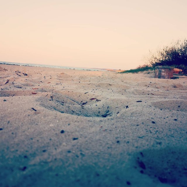 Leerer Strand in sanftem Abendlicht