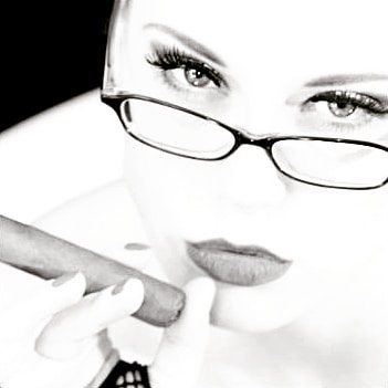 Frau mit Brille und Zigarre, hell und kontrastreich