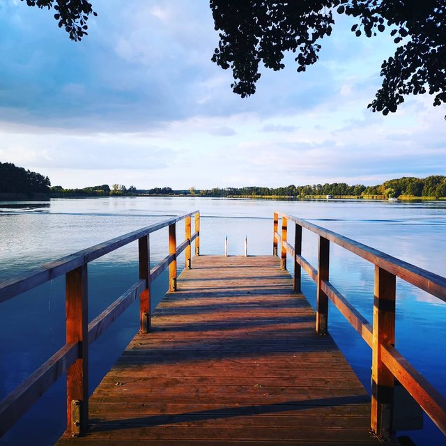 Holzsteg an einem stillen See