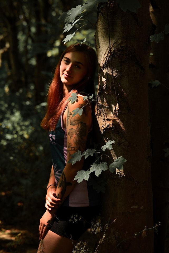 Lou im Halbschatten am Baum, Blätter vor dem Körper