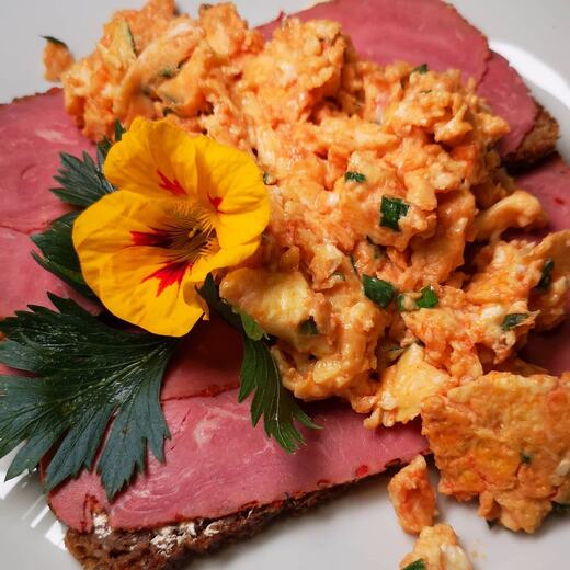 Rührei mit frischen Kräutern auf Roggenvollkornbrot mit Pastrami