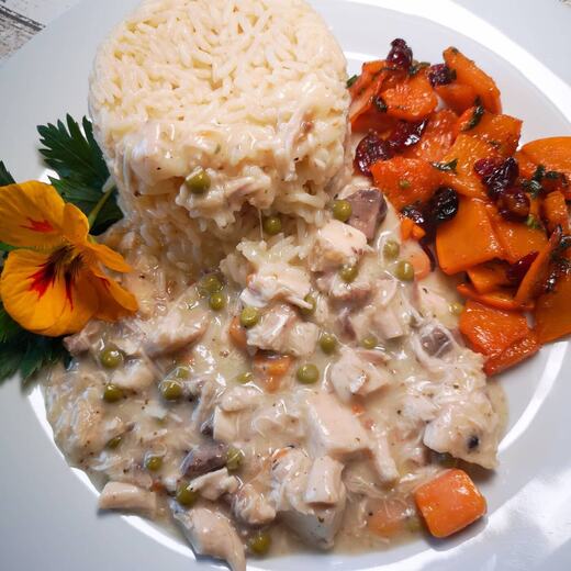Frikassee vom Huhn dazu Reis und warmer Kürbissalat mit Beeren, Honig und Salbei