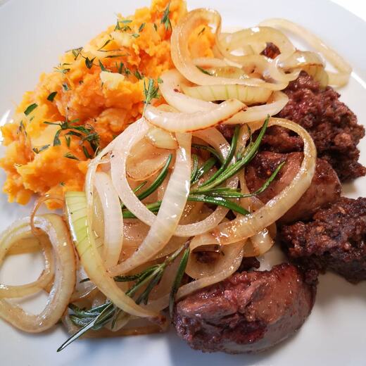 HühnerLeber gebraten an Süßkartoffel Püree und Zwiebelringen