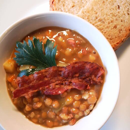 Linseneintopf mit Speck dazu frisch gebackenes Brot