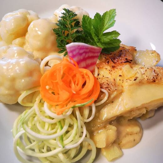 Kartoffelgratin an Blumenkohl mit Weißwein Sauce und Zucchini