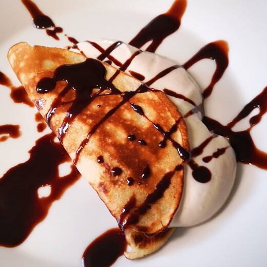 Schneller Eierkuchen mit Vanille-Quark-Creme und Schokoladensauce zum Kaffee