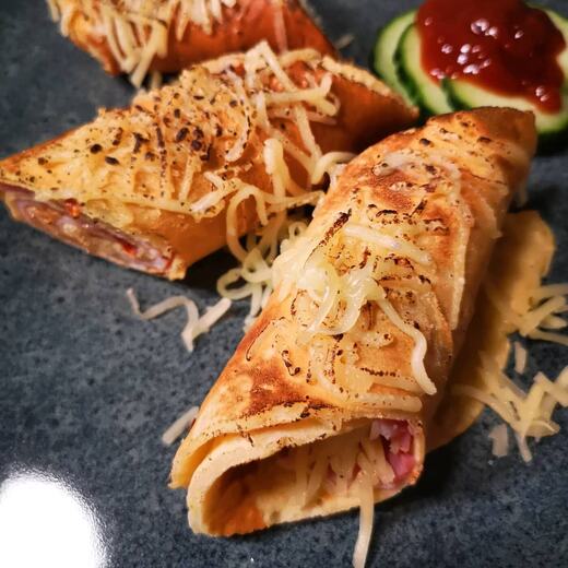 Herzhaft gefüllte Eierkuchen mit Schinken und Käse