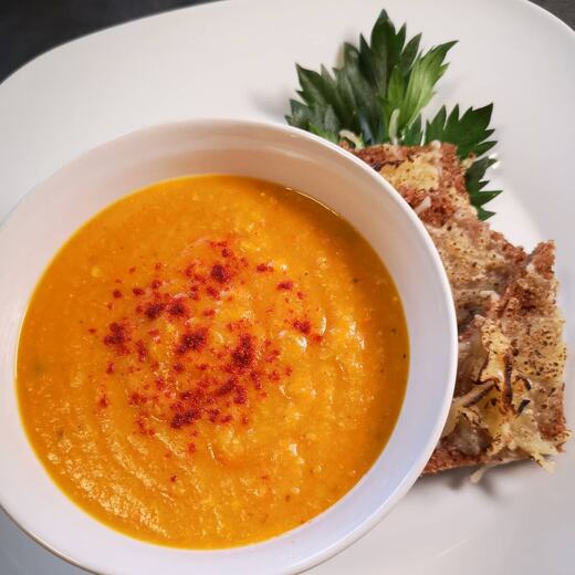 Kürbis Suppe mit überbackenem Roggenvollkornbrot