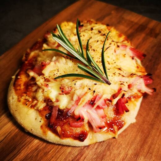 Minipizzas zum Abendessen mit viel Käse auf selbstgemachten Pizzateig