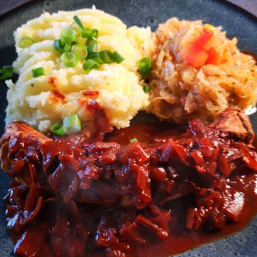 Bratwurst mit Rotwein-Zwiebel-Sauce dazu Sauerkraut und Kartoffelbrei nach Omas Rezept