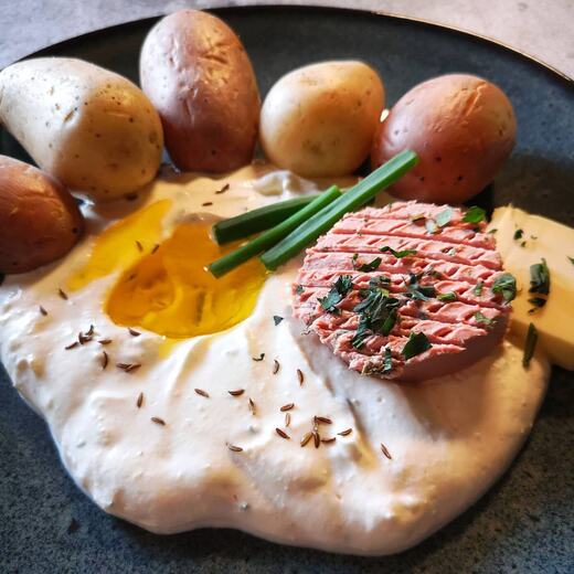 Frische Garten Kartoffeln und Leinöl Quark mit leichter Knoblauch Note dazu Butter und Leberwurst