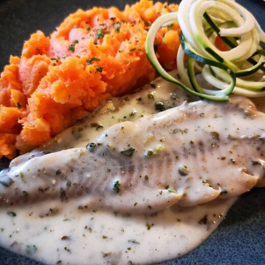 Kochfisch in Kräutersauce an SüßkartoffelPüree