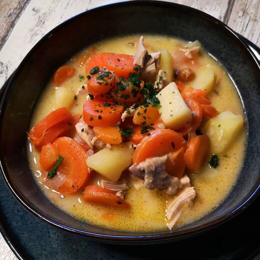 Möhren Eintopf mit Hühnerfleisch, Kartoffeln und Ingwer