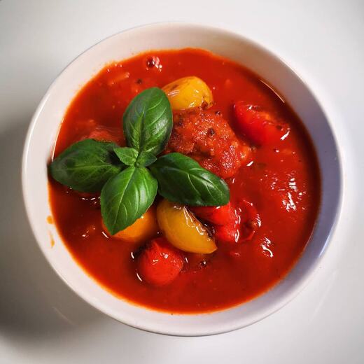 Scharfe Tomatensuppe mit Fleischbällchen und Reis