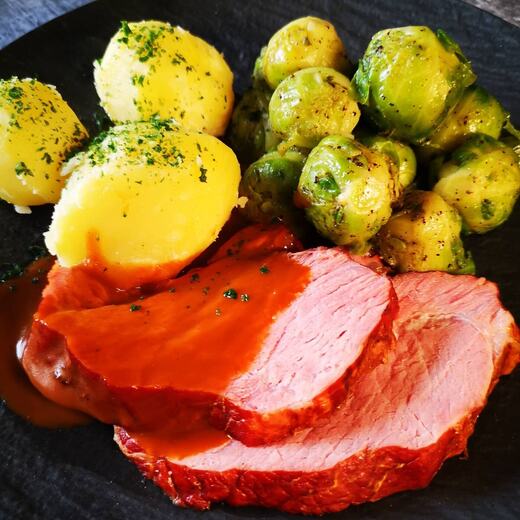 Kasseler an Rosenkohl in Nussbutter und Erdäpfeln