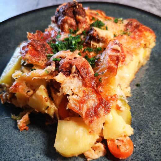 Kartoffel-Gemüse-Auflauf mit Hackfleischbällchen und Käse