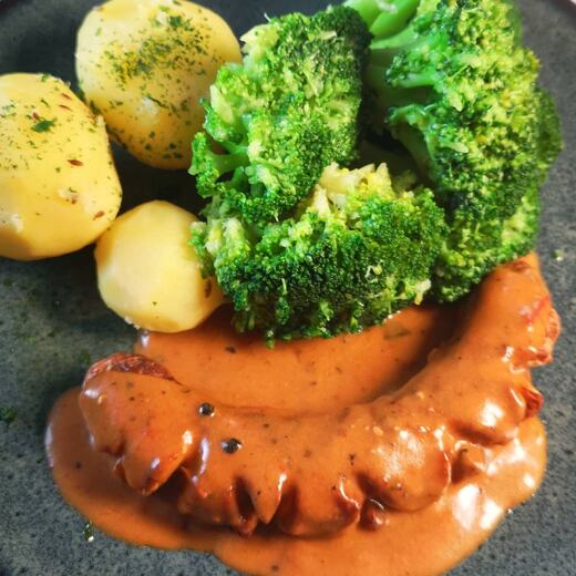 Bratwurst mit Pfeffer-Rahm-Soße dazu Brokkoli und Salzkartoffeln
