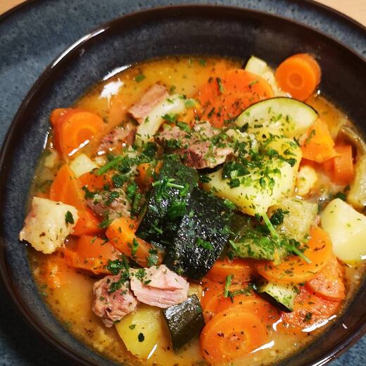 Gemüseeintopf mit Möhren, Kartoffeln, Zucchini und Rindfleisch