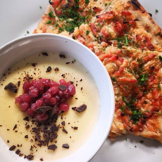 Flammkuchen und Vanillepudding mit GranatapfelKernen