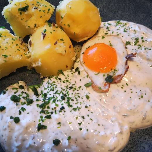 Kräuterquark und Kartoffeln mit Mini-Spiegelei
