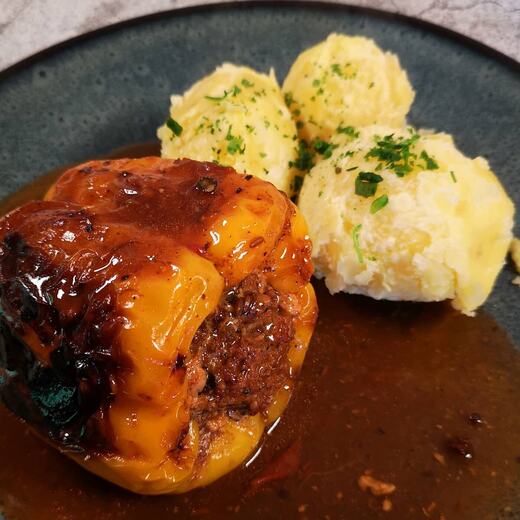Gefüllter Paprika und Salzkartoffeln