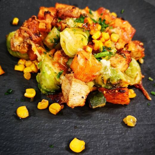 Gemüsepfanne mit Hähnchenbruststreifen und Käse