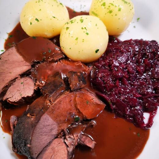 Rehkeule mit würziger RotweinSauce an HeidelbeerRotkohl und Kartoffel Klöße