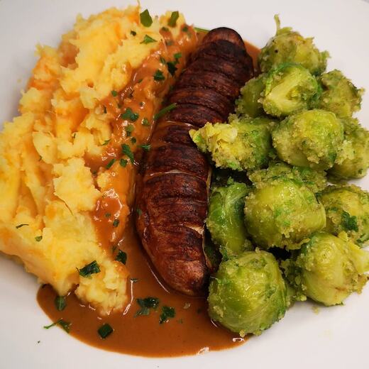 Bratwurst mit Rosenkohl aus dem eigenen Garten und Kartoffel-Süßkartoffel-Püree