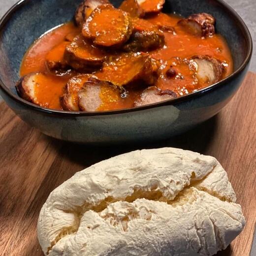 Currywurst nach Art des Hauses mit Tomatensauce aus dem eigen Garten und Brötchen