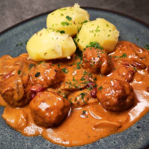 Fleischklößchen in Jägersauce und Kartoffeln