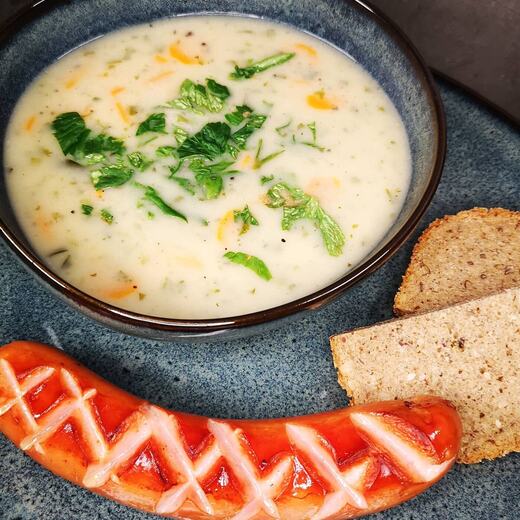Kartoffelcremesuppe mit Bockwurst und Roggenbrot