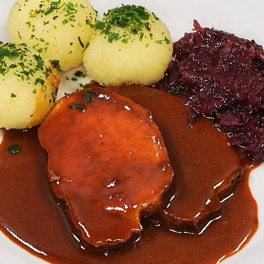 Schweinebraten mit Rotkohl und Klöße