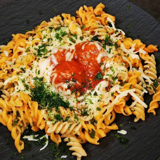 Vollkorn- und Linsennudeln mit Tomatensauce und Fleischbällchen