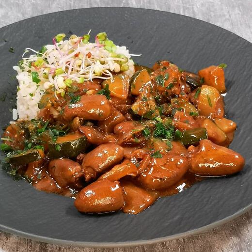 HähnchenHerzen in Soße mit Zucchini und Zwiebeln an Reis mit Sprossen