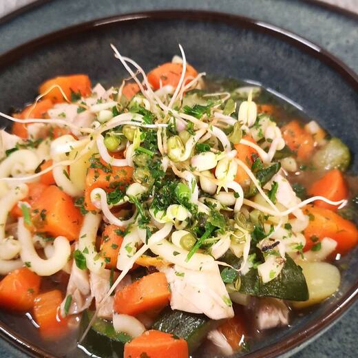 Gemüseeintopf mit Hühnerfleisch und Sprossen