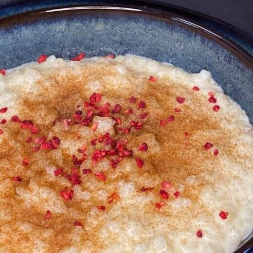Milchreis mit Zucker & Zimt dazu gibt's selbstgemachtes Apfelmus aus dem eigenem Garten
