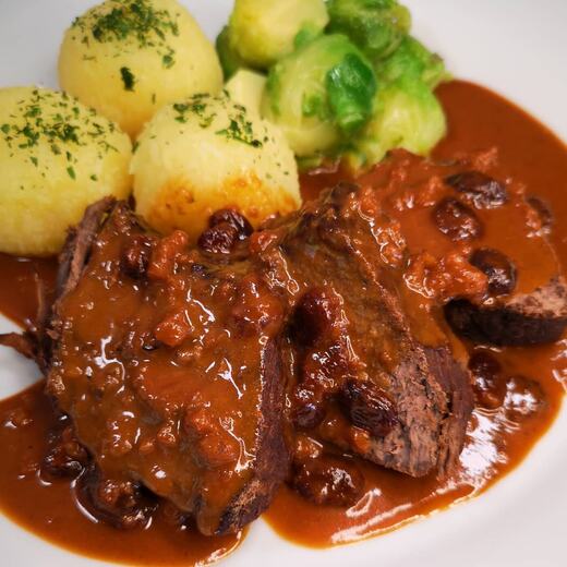 Sauerbraten mit Rosinen und Schwarzbrot dazu Rosenkohl aus dem eigen Garten und Kartoffelklöße