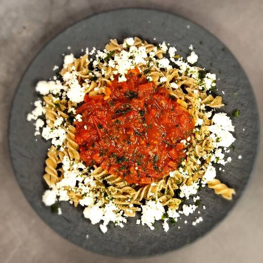 Vollkorn Nudeln mit Tomatensauce nach Art des Hauses und Schafskäse