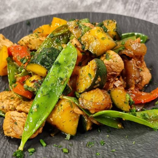 Gemüsepfanne mit Pute und geröstetem Sesam