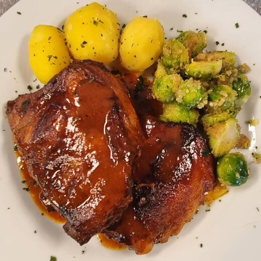 Rippchen mit Rosenkohl aus dem eigenen Garten und Kartoffeln