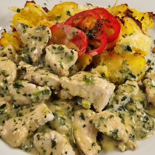 Zerdrückte Kartoffeln im Backofen mit Olivenöl und Käse überbacken