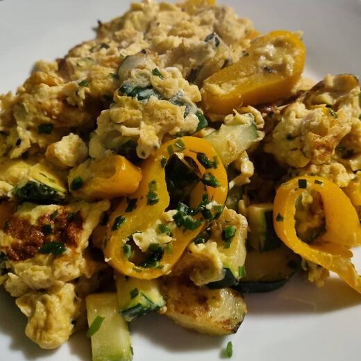 Rührei mit Paprika, Zucchini und Schnittlauch