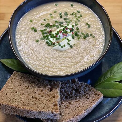 Rahmsuppe aus schwarzem Winterrettich mit selbstgebackenem Olivenbrot