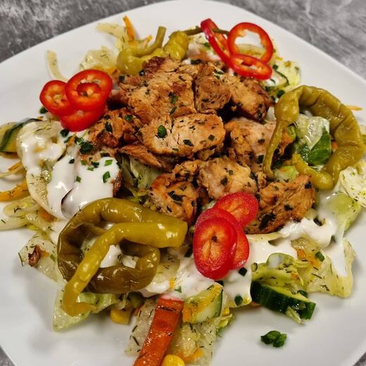Salatteller mit Putenbruststreifen zum Abendessen